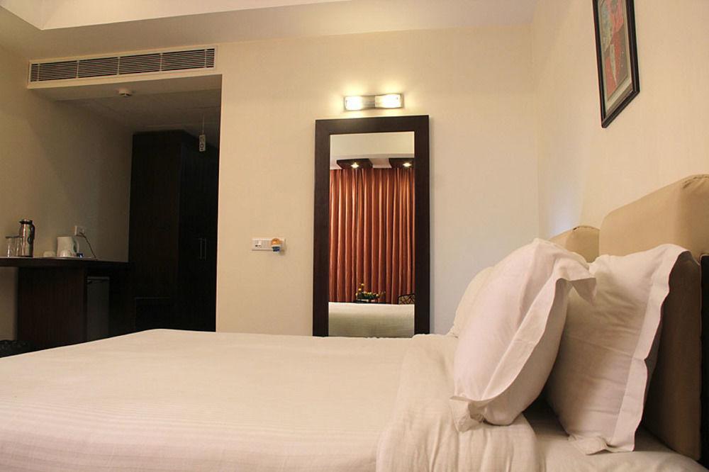 Hotel Softel Plaza Clement Town Exterior photo